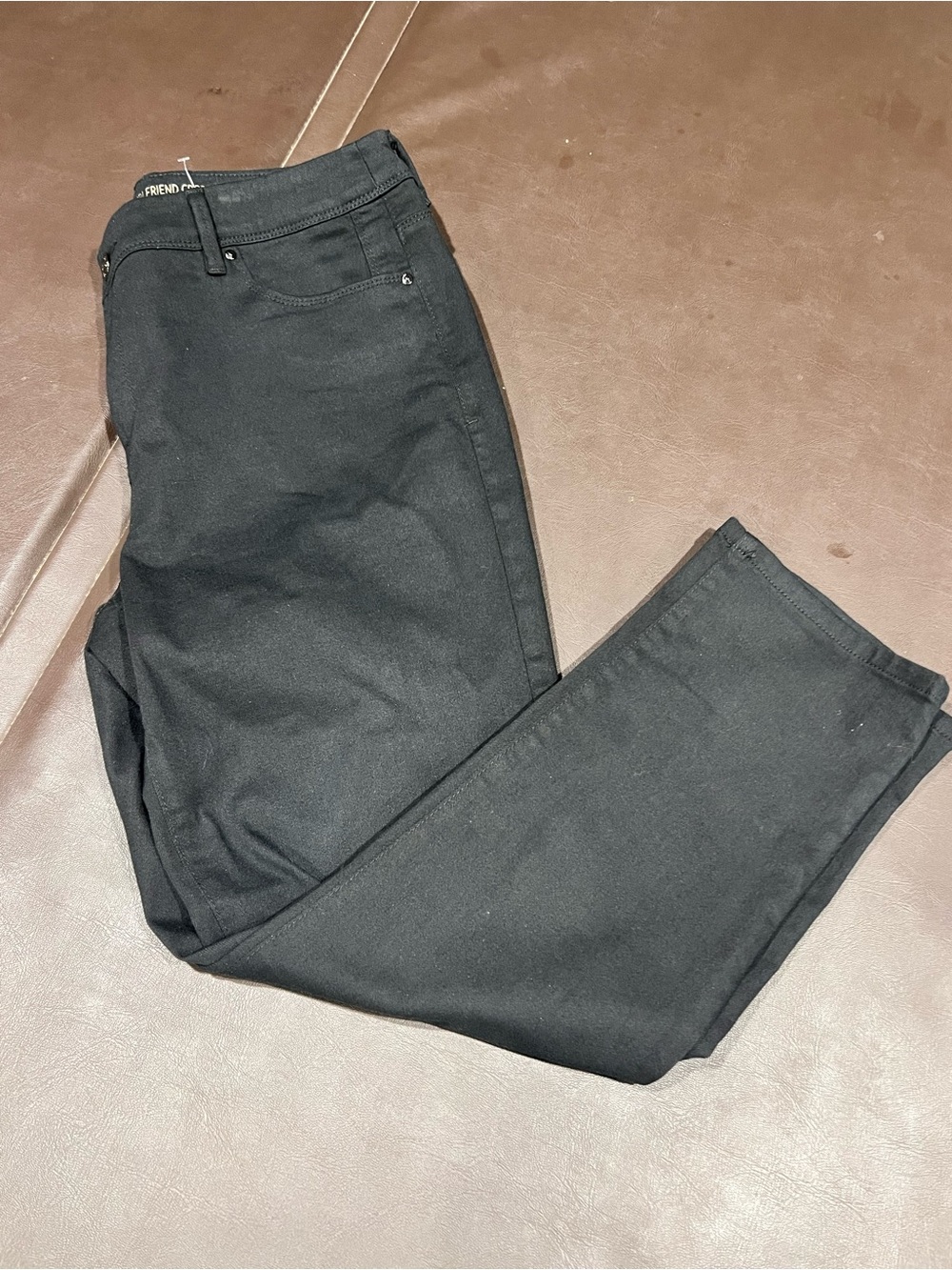 Black SO Slimming Girlfriend Crop Jeans
Size 1.5
